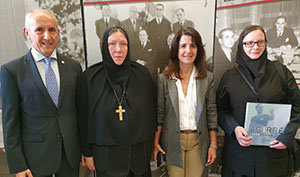 Josu Erkoreka y Aintzane Ezenarro, junto con las monjas del monasterio de la Asunción Syandemsky de Carelia, Rusia. Josu Erkoreka y Aintzane Ezenarro, junto con las monjas del monasterio de la Asunción Syandemsky de Carelia, Rusia.