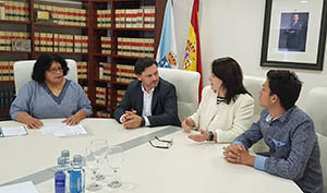 Rodríguez Miranda, con los miembros de la Asociación Cantaclaro.