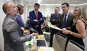 CH0. SANTIAGO (CHILE), 08/10/2019.- Juan Antonio Mar’n (c), Vicepresidente de la Junta de Andaluc’a, y Enrique Ojeda (2d), embajador de Espa–a en Chile, junto a empresarios de Andaluc’a en Chile. Participan del workshop "Andaluc’a, Origen y Destino", hoy martes 8 de octubre de 2019, en Santiago de Chile. EFE/Elvis Gonz‡lez