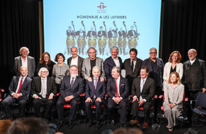 Los miembros de Les Luthiers, junto con la ministra Calvo y otros participantes en el homenaje, como Serrat y Tricicle. Los miembros de Les Luthiers, junto con la ministra Calvo y otros participantes en el homenaje, como Serrat y Tricicle.