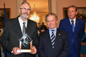 Antonio Lladó, presidente del Centro Balear, con el premio Colón, junto al embajador y el presidente de la FIEU.