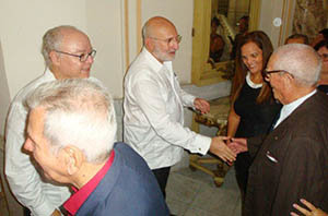 Carlos Pérez-Desoy y Juan Fernández Trigo saludan a los asistentes a la recepción con motivo del Día de la Hispanidad.