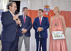 Marina Lombó, con el alcalde de Sevilla, Juan Espadas. Marina Lombó, con el alcalde de Sevilla, Juan Espadas.
