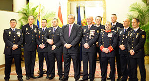 El embajador de España, junto al consejero y agregado de Interior, y a los funcionarios del Cuerpo Nacional de Policía adscritos a la Embajada y Consulado General.