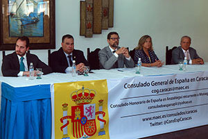 Mario Crespo, cónsul adjunto; Richard Barreiro, cónsul honorario; Juan José Buitrago, cónsul general; María Victoria Peña, y el presidente del Centro Gallego de Lechería, Antonio Corral, durante el acto con la comunidad española.