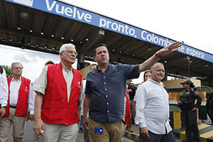 Josep Borrell (i), con Felipe Muñoz (c), gerente del Gobierno colombiano para la frontera con Venezuela, en Cúcuta.