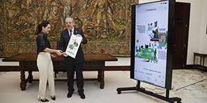 Un momento de la entrega de los presupuestos en el Parlamento. Un momento de la entrega de los presupuestos en el Parlamento.