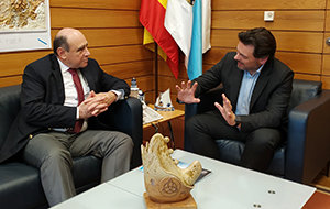 Rodríguez Miranda recibió en su despacho a José Enrique Sienra. Rodríguez Miranda recibió en su despacho a José Enrique Sienra.
