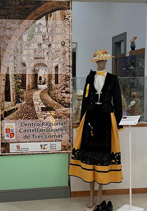 Uno de los trajes expuestos en el Centro Regional Castellano Leonés de Tres Lomas. Uno de los trajes expuestos en el Centro Regional Castellano Leonés de Tres Lomas.