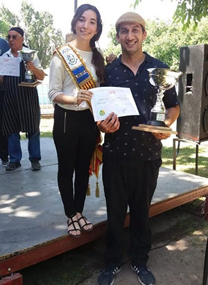 La fallera mayor, Ana Victoria Vidal, junto a Jonathan Ribes, uno de los ganadores del certamen. La fallera mayor, Ana Victoria Vidal, junto a Jonathan Ribes, uno de los ganadores del certamen.