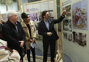 El secretario xeral, acompañado por Núñez Seixas y Yahima Martínez, recorrió la exposición. El secretario xeral, acompañado por Núñez Seixas y Yahima Martínez, recorrió la exposición.