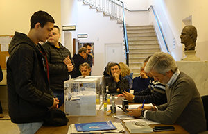 El Consulado de Buenos Aires recibió 2.457 votos en urna. El Consulado de Buenos Aires recibió 2.457 votos en urna.