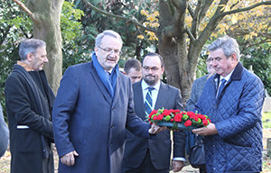 Durante el homenaje se llevó a cabo una ofrenda floral. Durante el homenaje se llevó a cabo una ofrenda floral.