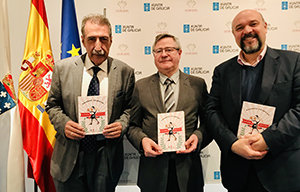 Vicente Araguas, Ramón Jiménez y Basilio R. Cañada posan con el libro presentado.