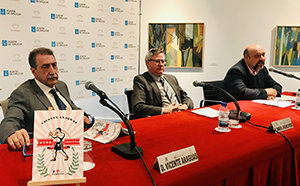 1. En la mesa, con el libro en primer plano, y de izquierda a derecha, el poeta y autor Vicente Araguas, el coordidador de Actos Ramón Jiménez y el editor Basilio R. Cañada