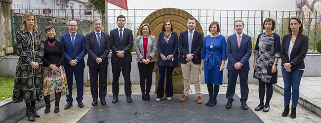 La consejera de Presidencia, Paula Fernández, junto con el personal de su departamento, tras la presentación de los presupuestos. La consejera de Presidencia, Paula Fernández, junto con el personal de su departamento, tras la presentación de los presupuestos.
