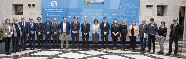 El lehendakari, Iñigo Urkullu, posa con los miembros del Consejo Asesor de Acción Exterior. El lehendakari, Iñigo Urkullu, posa con los miembros del Consejo Asesor de Acción Exterior.