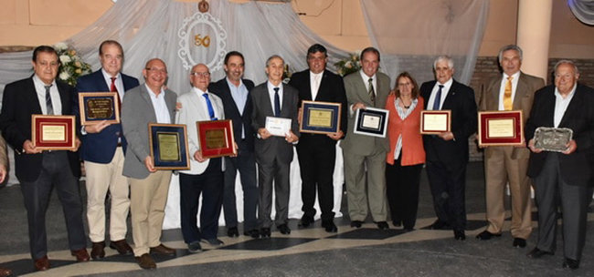 Presidentes de instituciones amigas han llegado todos a la fiesta con sus plaquetas recordatorias del evento. Presidentes de instituciones amigas han llegado todos a la fiesta con sus plaquetas recordatorias del evento.