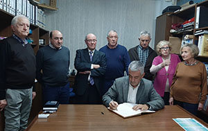 O secretario xeral de Política Lingüística firma no Libro de Honra da Institución. O secretario xeral de Política Lingüística firma no Libro de Honra da Institución.