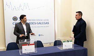 Rodríguez Miranda y Antonio Casas comprueban las urnas para la votación de la Comisión Delegada.