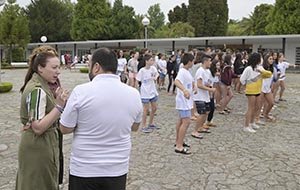 La directora xeral de Xuventude, Cristina Pichel, durante una visita a los jóvenes en el albergue de Gandarío. La directora xeral de Xuventude, Cristina Pichel, durante una visita a los jóvenes en el albergue de Gandarío.