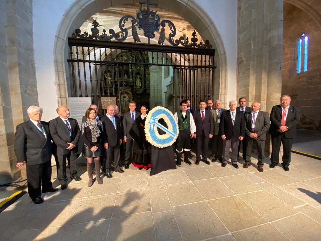 Un momento de la ofrenda floral realizada en el Panteón dos Galegos Ilustres. Un momento de la ofrenda floral realizada en el Panteón dos Galegos Ilustres.