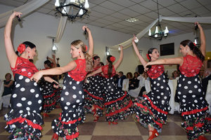 La velada contó con diversas actuaciones de baile. La velada contó con diversas actuaciones de baile.