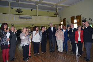 Antes de retirarse el embajador y el cónsul, Menéndez, acompañada por la directiva de la entidad, invitó a todos los presentes a brindar por Galicia (tierra de sus padres y del embajador), por España y por Argentina.