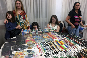 Uno de los estands de artesanía que se montaron en el salón del Centro. Uno de los estands de artesanía que se montaron en el salón del Centro.