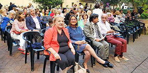Emilce Arroyo y Julia Hernando Cabezón –en primera fila, primera y segunda, respectivamente–, al inicio de la inauguración. Emilce Arroyo y Julia Hernando Cabezón –en primera fila, primera y segunda, respectivamente–, al inicio de la inauguración.