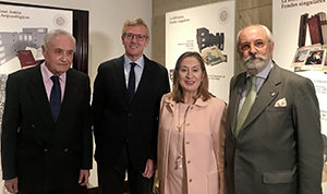Alfonso Rueda, acompañado por el delegado de la Xunta, José Ramón Ónega, la vicepresidenta del Congreso, Ana Pastor y el presidente del Instituto Padre Sarmiento, Eduardo Pardo.