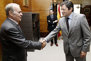 Oviedo. 6-8-2012. El Presidente del Principado de Asturias, Javier Fernández saluda a Jose Luis Casas, Presidente de la Federación Internacional de Centros Asturianos (FICA), en prersencia del Consejero de Presidencia, Guillermo MartÃnez.
