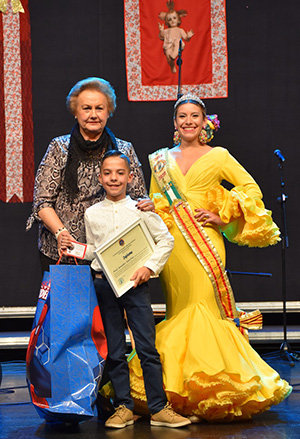 Puri Torres y Cristina Pérez entregaron el premio a Raúl Amador Sánchez. Puri Torres y Cristina Pérez entregaron el premio a Raúl Amador Sánchez.
