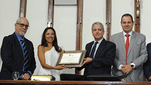 Gonzalo Fournier recibiendo su distinción como Ciudadano Baiano. Gonzalo Fournier recibiendo su distinción como Ciudadano Baiano.