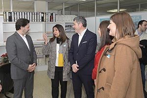 Rodríguez Miranda y Ovidio Rodeiro, durante la visita a la sede de asesoramiento al retornado. Rodríguez Miranda y Ovidio Rodeiro, durante la visita a la sede de asesoramiento al retornado.