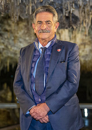 El presidente de Cantabria durante su mensaje navideño en la Cueva de El Soplao. El presidente de Cantabria durante su mensaje navideño en la Cueva de El Soplao.