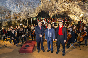 10:30.- Gobierno de Cantabria.
FOTO del presidente de Cantabria, Miguel Ángel Revilla, graba con el coro y orquesta del conservatorio de Torrelavega el mensaje de navidad 2019
18 DICIEMBRE 2019 © Miguel De la Parra