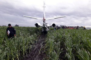 El avión accidentado, en medio del maizal. El avión accidentado, en medio del maizal.