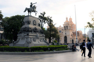 Estatua del general San Martín en la plaza de San Martín de Córdoba. Estatua del general San Martín en la plaza de San Martín de Córdoba.