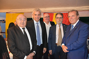Los miembros de la colectividad, durante la visita al 'Juan Sebastián Elcano'. Los miembros de la colectividad, durante la visita al 'Juan Sebastián Elcano'.