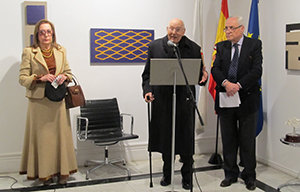 José Manuel Romay Beccaría interviene en la inauguración de la muestra flanqueado por la pintora, Amparo Salgueiro, y el delegado de la Xunta, José Ramón Ónega