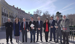 Responsables de ambas instituciones, encabezados por Gregorio Marañón –3º por la izda.– y Luis García Montero –4º– posan en la terraza del Teatro Real tras la firma del acuerdo de colaboración.