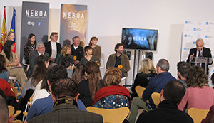Vista desde media sala. El delegado de la Xunta, José Ramón Ónega, en el atril, dando la bienvenida a los participantes en la presentación