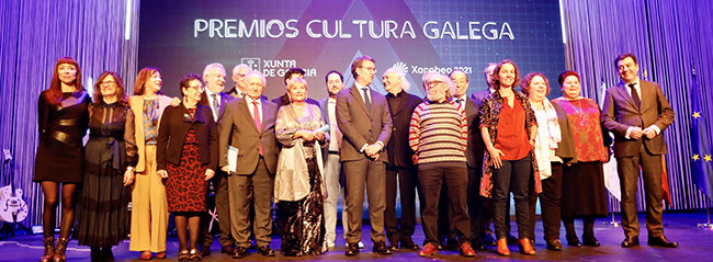 Núñez Feijóo y otras autoridades, junto con todos los premiados. Núñez Feijóo y otras autoridades, junto con todos los premiados.