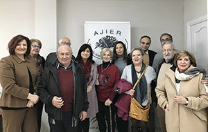 Francisca Medina, junto con otros de los participantes en la inauguración de la nueva sede de AJIER. Francisca Medina, junto con otros de los participantes en la inauguración de la nueva sede de AJIER.