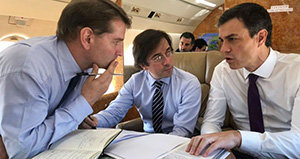Albares con Sánchez, durante uno de los viajes del presidente. Albares con Sánchez, durante uno de los viajes del presidente.