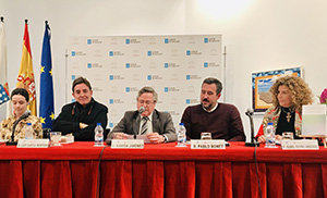 2. En la mesa, izquierda derecha, Sabela García; Luis García Montero; Ramón Jiménez; Pablo Bonet e Isabel Patiño