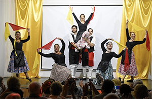Un momento de una de las actuaciones del grupo de baile. Un momento de una de las actuaciones del grupo de baile.
