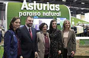 Reyes Maroto, Adrián Barbón, Berta Piñán, Doña Letizia y Graciela Blanco, en el estand de Asturias en Fitur. Reyes Maroto, Adrián Barbón, Berta Piñán, Doña Letizia y Graciela Blanco, en el estand de Asturias en Fitur.