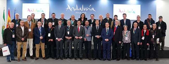 Juanma Moreno posa con representantes de las Casas Regionales Andaluzas de la Comunidad de Madrid, tras una reunión mantenida en Fitur. Juanma Moreno posa con representantes de las Casas Regionales Andaluzas de la Comunidad de Madrid, tras una reunión mantenida en Fitur.